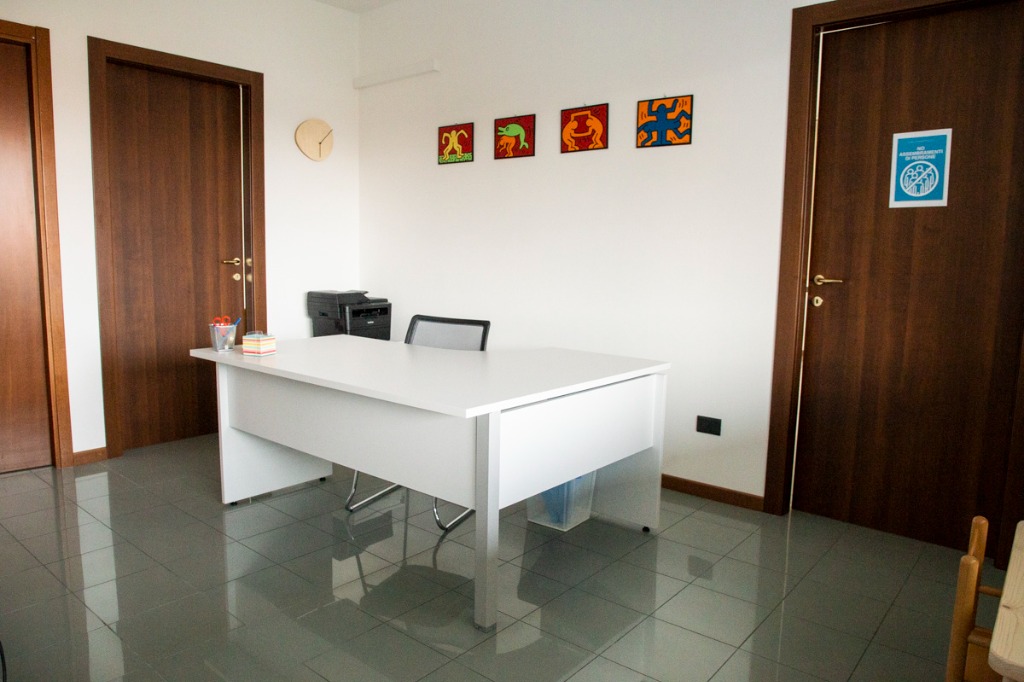 Scrivania e opere d'arte dello studio